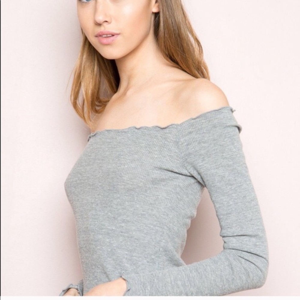 ☆ Brandy Melville • Off the shoulder long sleeve - Picture 1 of 2